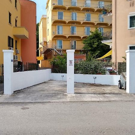 The Bluehouse - Spacious Top Floor Flat With Parking, By Mon Repos Beach Corfu  Eksteriør billede