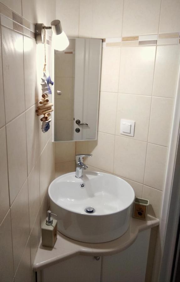 The Bluehouse - Spacious Top Floor Flat With Parking, By Mon Repos Beach Corfu  Eksteriør billede
